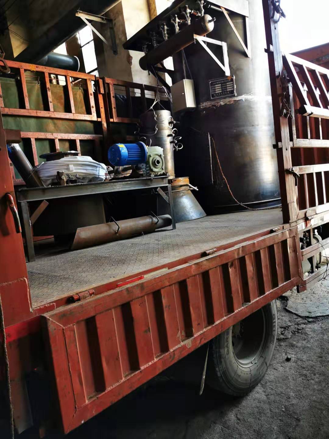 發往九江的氣力老司机深夜福利视频設備正在裝車中