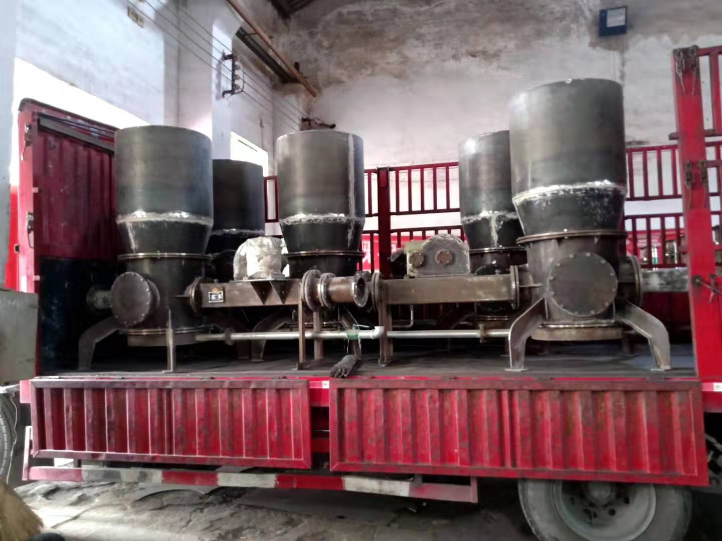 發往山東的氣力老司机深夜福利视频設備正在裝車中
